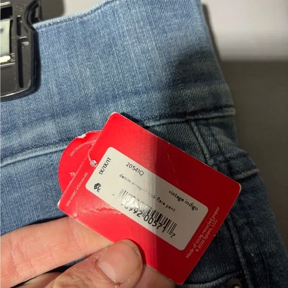 Spanx EveryWear Kick Flare Jeans in Vintage Indigo Size 1X Petite - Picture 5 of 6